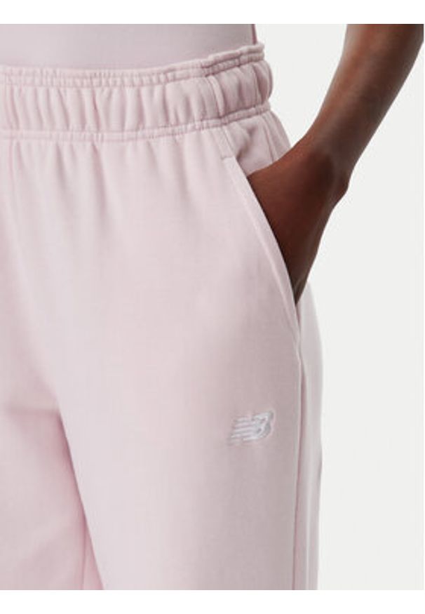 New Balance Spodnie dresowe Essentials WP41500 Różowy Relaxed Fit. Kolor: różowy. Materiał: syntetyk