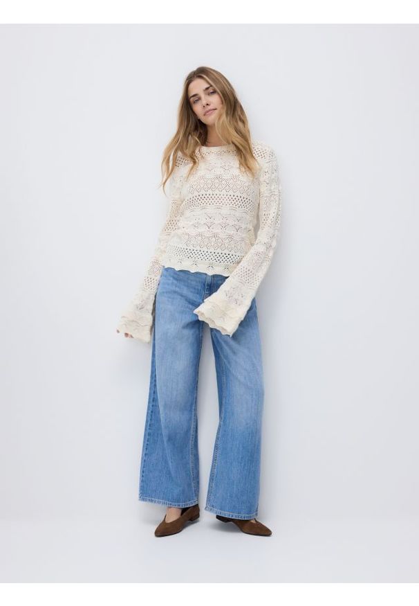 Reserved - Ażurowy sweter z bawełną - kremowy. Kolor: kremowy. Materiał: bawełna. Wzór: ażurowy