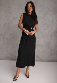 Renee - Czarna Koktajlowa Sukienka Taliowana z Marszczeniami i Metaliczną Ozdobą Zellnixi. Kolor: czarny. Wzór: aplikacja. Styl: wizytowy #3