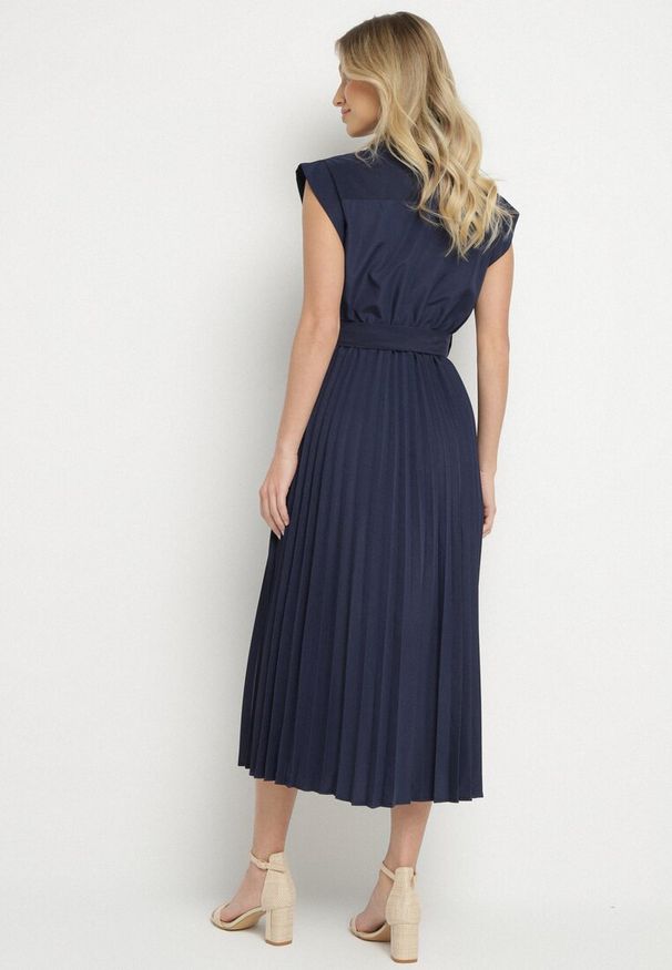 Born2be - Granatowa Plisowana Sukienka z Bawełną i Paskiem Lireviere. Okazja: na co dzień. Kolor: niebieski. Materiał: bawełna. Styl: casual, elegancki