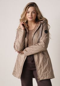 Born2be - Ciemnobeżowa Pikowana Kurtka Przejściowa Parka z Kapturem o Długim Kroju z Ozdobą Isaline. Okazja: na co dzień. Typ kołnierza: kaptur. Kolor: beżowy. Materiał: poliester, dresówka. Długość: długie. Wzór: aplikacja. Styl: casual, klasyczny #8
