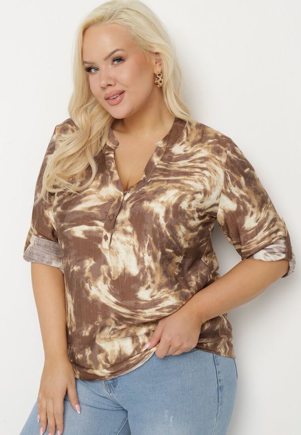 Born2be - Brązowa Koszula z Wiskozą w Abstrakcyjny Print z Podpinanymi Rękawami Asapis. Okazja: na co dzień. Typ kołnierza: dekolt w serek. Kolekcja: plus size. Kolor: brązowy. Materiał: wiskoza. Wzór: nadruk. Styl: elegancki, casual