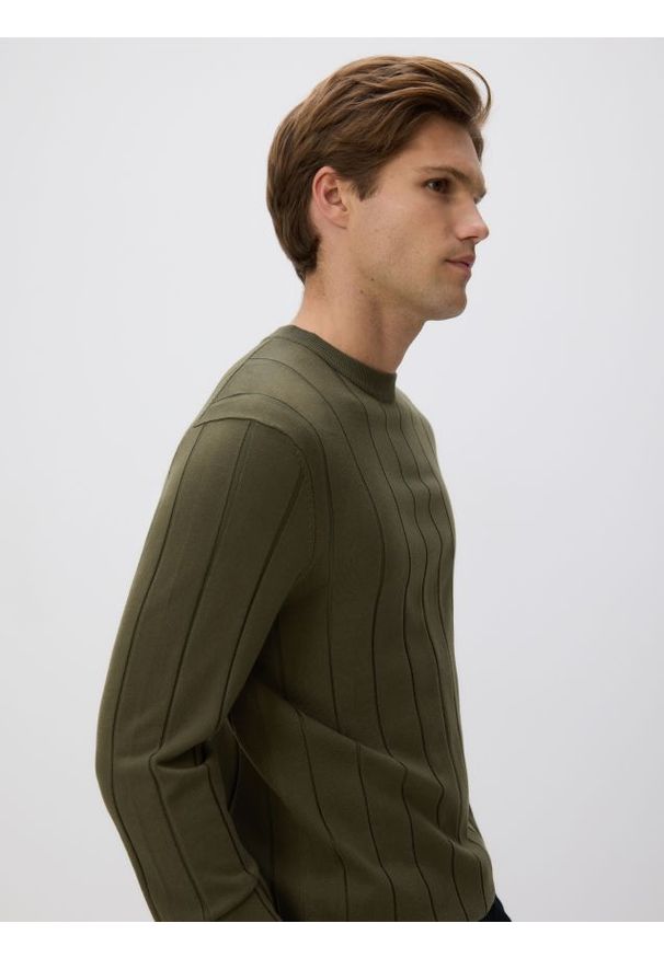 Reserved - Sweter z wiskozą - oliwkowy. Kolor: oliwkowy. Materiał: wiskoza