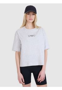 4f - 4F T-shirt oversize z nadrukiem damski - szary L. Okazja: na co dzień. Kolor: szary. Materiał: dzianina, bawełna, jersey. Długość rękawa: krótki rękaw. Długość: krótkie. Wzór: nadruk. Styl: klasyczny, sportowy, casual