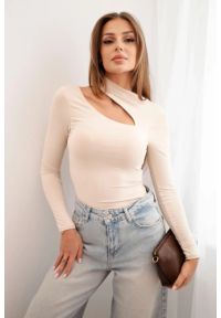 Kesi Włoski - Bluzka body damska z długim rękawem i asymetrycznym dekoltem beżowa. Okazja: na co dzień. Kolor: beżowy. Materiał: jeans, materiał, nylon, elastan. Długość rękawa: długi rękaw. Długość: długie. Styl: elegancki, casual
