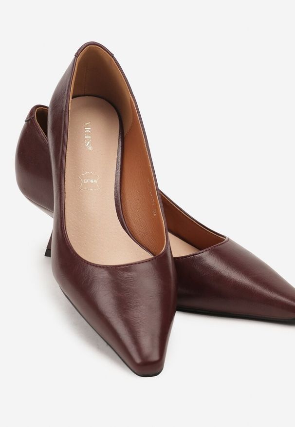 Renee - Bordowe Czółenka Vices na Kaczuszce ze Skórzaną Wkładką Elialie. Okazja: na co dzień. Kolor: czerwony. Materiał: skóra. Wzór: aplikacja. Obcas: na szpilce. Styl: casual, elegancki. Wysokość obcasa: średni