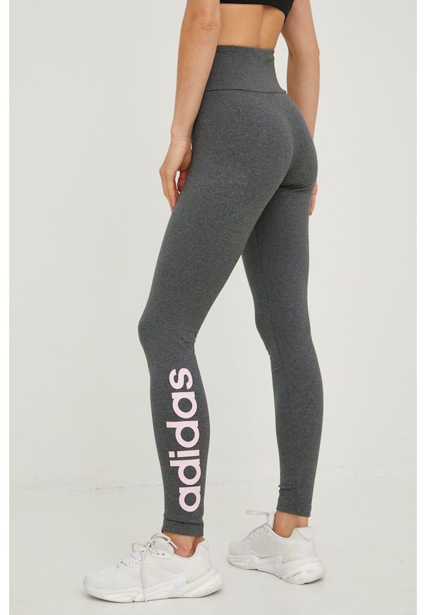 Adidas - adidas legginsy damskie kolor szary z nadrukiem. Kolor: szary. Materiał: bawełna, dzianina, materiał. Wzór: nadruk
