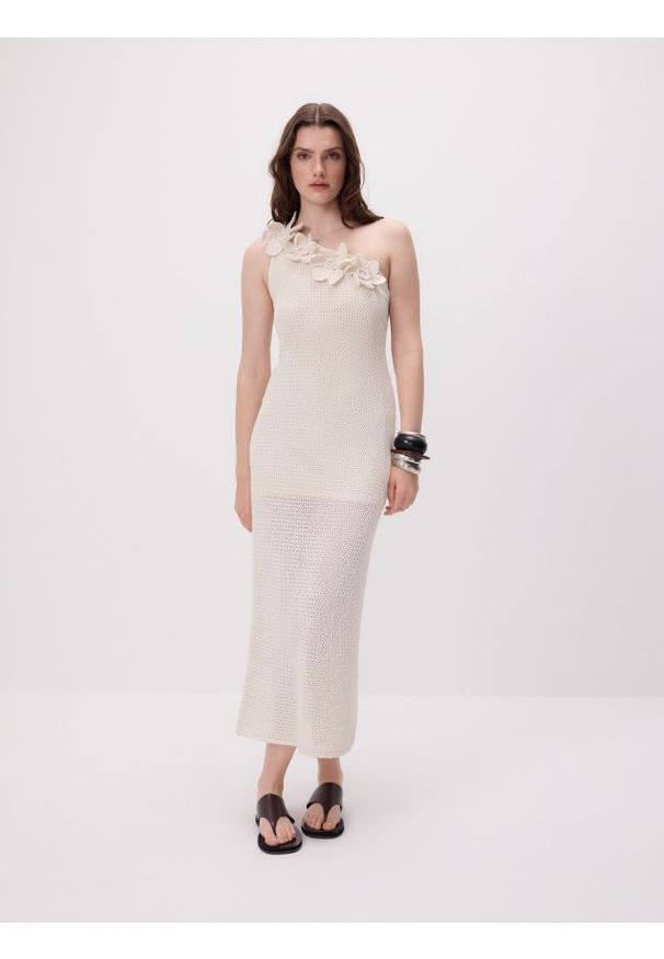Reserved - Kroszetowa sukienka maxi - kremowy. Kolor: kremowy. Materiał: dzianina, bawełna. Długość: maxi