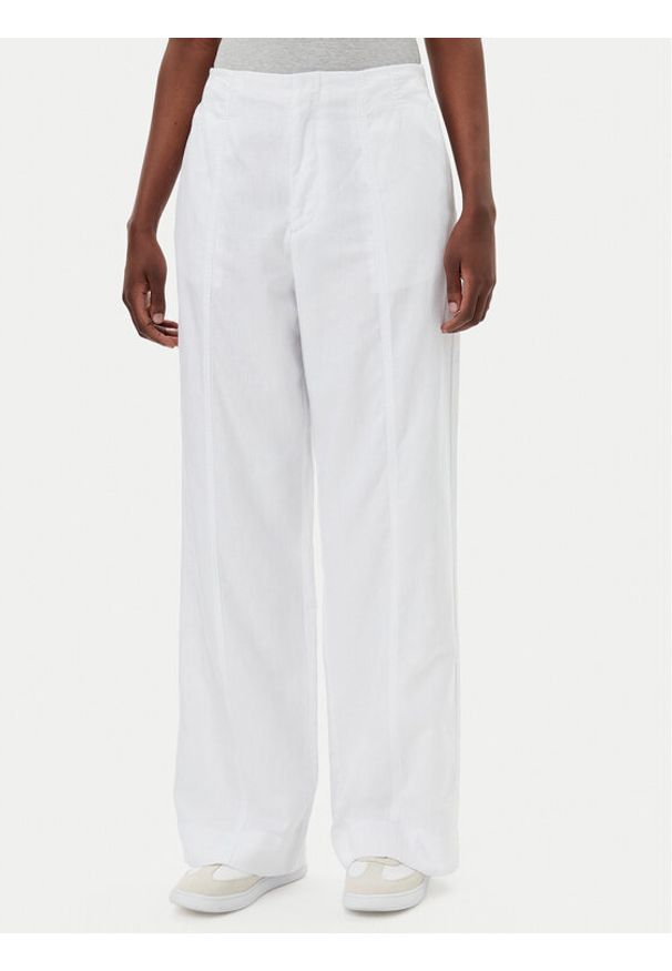 Calvin Klein Jeans Spodnie materiałowe J20J225340 Biały Relaxed Fit. Kolor: biały. Materiał: bawełna