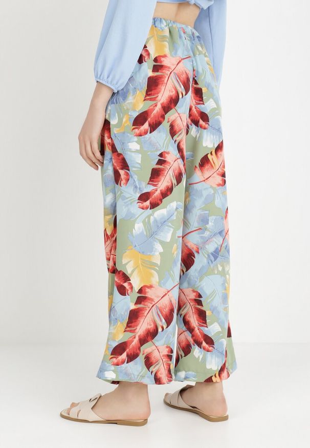 Born2be - Niebieskie Spodnie Naerochis. Kolor: niebieski. Materiał: materiał. Długość: długie. Wzór: aplikacja