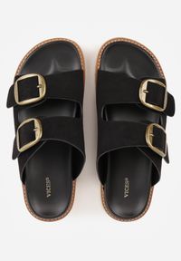 Renee - Czarne Klapki VICES Ozdobione Dużymi Klamrami Jenniviane. Nosek buta: otwarty. Kolor: czarny. Materiał: skóra, zamsz. Wzór: aplikacja. Sezon: lato. Obcas: na obcasie. Wysokość obcasa: niski #4
