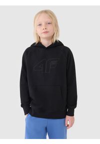4f - 4F Bluza dresowa nierozpinana z kapturem chłopięca - czarna 140 (9-10 lat). Okazja: na co dzień. Typ kołnierza: kaptur. Kolor: czarny. Materiał: dresówka. Długość rękawa: raglanowy rękaw. Wzór: gładki, ze splotem, nadruk. Sezon: lato. Styl: sportowy, casual