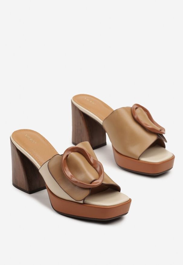 Born2be - Brązowe Klapki Vices na Obcasie i Platformie z Geometryczną Klamrą Nilowenna. Okazja: na spacer. Kolor: brązowy. Materiał: jeans. Wzór: geometria. Obcas: na obcasie. Styl: elegancki, klasyczny. Wysokość obcasa: średni