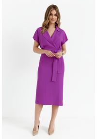 Stylove - Elegancka sukienka z kołnierzem śliwkowa. Okazja: na co dzień, na spotkanie biznesowe, na randkę. Materiał: guma, tkanina, elastan. Wzór: kolorowy. Typ sukienki: kopertowe, proste, dopasowane. Styl: elegancki. Długość: midi