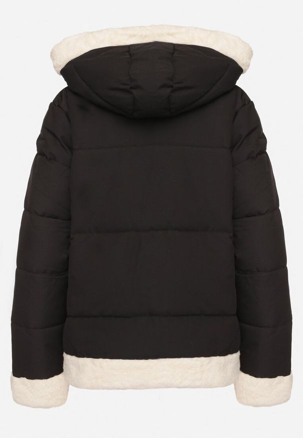 Born2be - Czarna Pikowana Kurtka o Prostym Kroju z Kapturem Obszyta Ozdobnym Futerkiem Ettelinea. Okazja: na co dzień. Typ kołnierza: kaptur. Kolor: czarny. Materiał: futro. Styl: casual