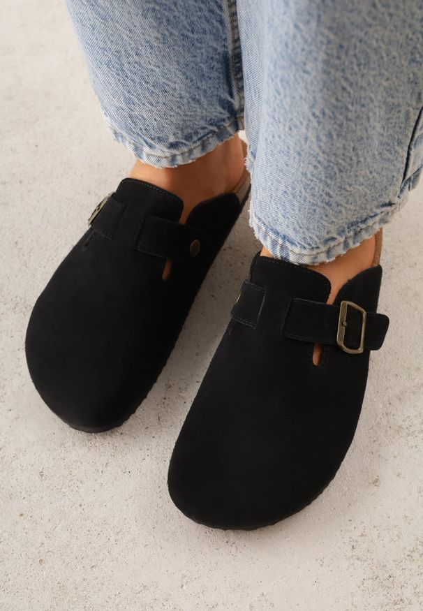 Renee - Czarne Klapki Typu Chodaki z Zamszu Naturalnego z Klamrą Meridnore. Kolor: czarny. Materiał: zamsz. Sezon: lato. Styl: elegancki