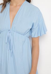 Born2be - Jasnoniebieska Nietoperzowa Sukienka z Wiskozą o Rozkloszowanym Kroju z Falbanką Tullimi. Okazja: na co dzień. Typ kołnierza: dekolt w kształcie V. Kolor: niebieski. Materiał: wiskoza. Styl: casual, elegancki #6