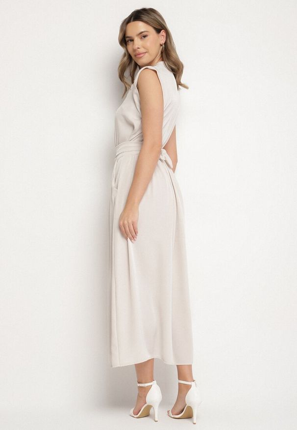 Born2be - Beżowa Sukienka Koszulowa o Rozkloszowanym Kroju z Wiązaniem w Pasie Mavirielle. Okazja: na co dzień. Typ kołnierza: dekolt w serek. Kolor: beżowy. Materiał: skóra. Długość rękawa: długi rękaw. Typ sukienki: koszulowe. Styl: casual, elegancki