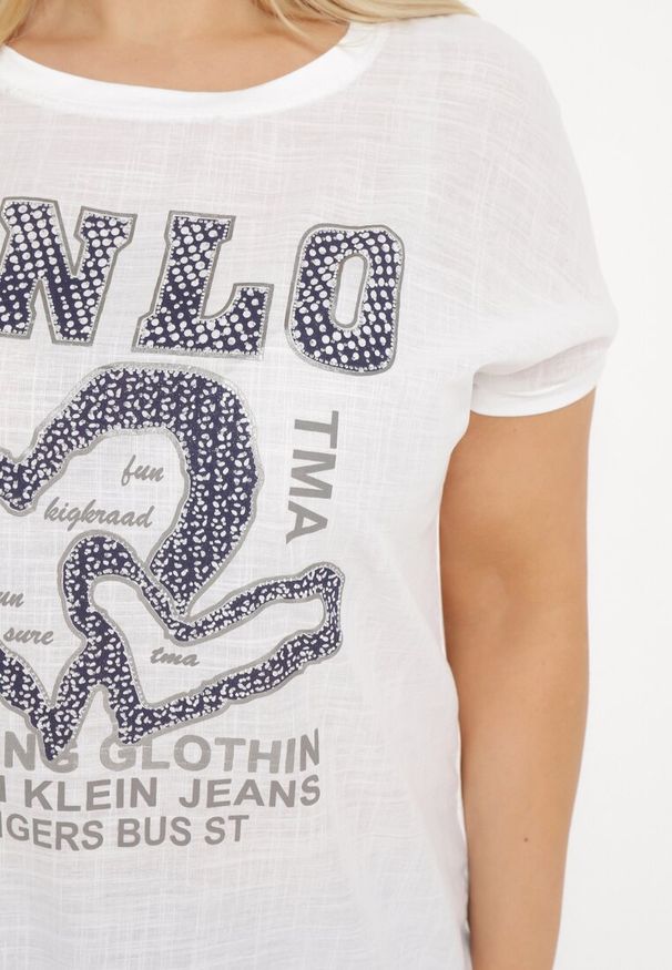 Born2be - Biała Bawełniana Bluzka ze Ściągaczem na Dole z Napisami i Cyrkoniami Tesaria. Okazja: na co dzień. Kolor: biały. Materiał: bawełna. Wzór: napisy. Styl: casual, elegancki