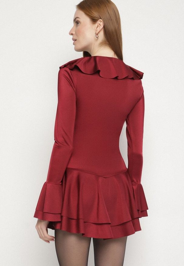 Born2be - Bordowa Taliowana Sukienka Zdobiona Falbankami Tiraneda. Okazja: na imprezę. Typ kołnierza: kołnierz z falbankami. Kolor: czerwony. Wzór: aplikacja. Typ sukienki: proste. Styl: elegancki