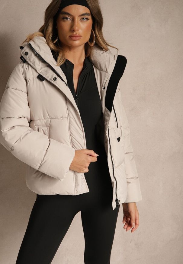 Renee - Beżowa Pikowana Kurtka o Fasonie Oversize z Kapturem Galadea. Okazja: na co dzień. Typ kołnierza: kaptur. Kolor: beżowy. Materiał: jeans, poliester, dzianina. Wzór: aplikacja. Sezon: zima. Styl: casual