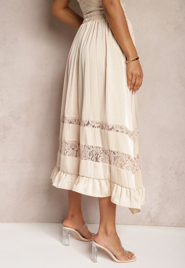 Renee - Beżowa Asymetryczna Spódnica Plisowana High Waist z Gumką w Talii i Koronkowymi Wstawkami Reslifa. Stan: podwyższony. Kolor: beżowy. Materiał: koronka. Sezon: lato