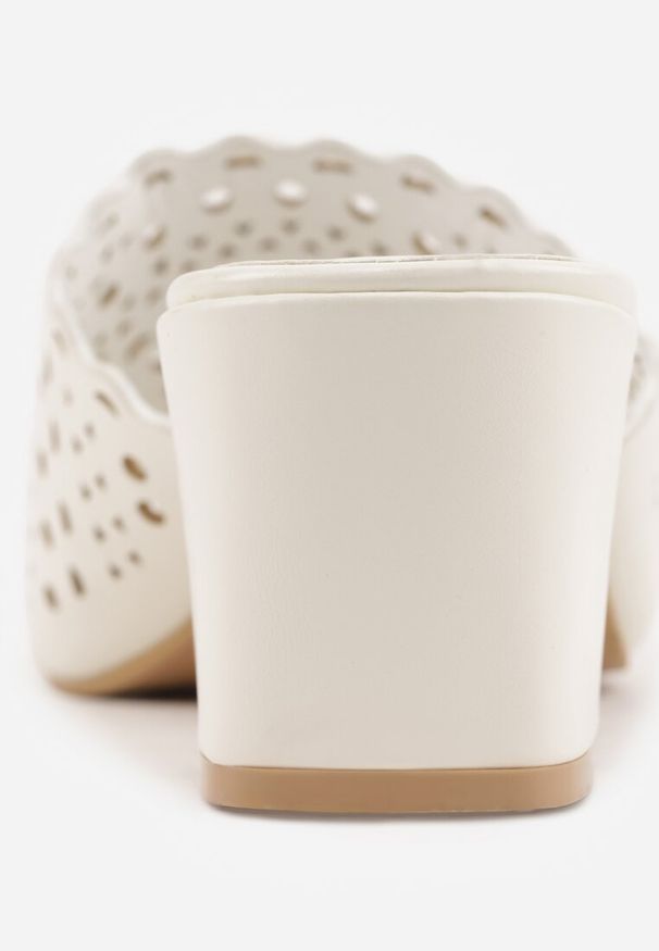 Renee - Białe Ażurowe Klapki na Słupkowym Obcasie z Kwadratowym Noskiem Lumetia. Nosek buta: otwarty. Kolor: biały. Materiał: skóra. Wzór: ażurowy. Sezon: lato. Obcas: na obcasie. Wysokość obcasa: średni