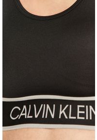 Calvin Klein Performance - Biustonosz sportowy. Kolor: czarny. Materiał: poliester, materiał, elastan. Rodzaj stanika: odpinane ramiączka. Wzór: nadruk #5
