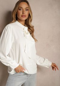Renee - Biała Bluzka z Ozdobnymi Perełkami i Falbaną Mirretis. Okazja: na spotkanie biznesowe, na co dzień. Kolor: biały. Materiał: jeans. Wzór: aplikacja. Styl: casual, biznesowy