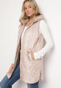 Born2be - Beżowa Długa Kamizelka z Pikowaniem i Ozdobnymi Suwakami Desilla. Okazja: na co dzień. Kolor: beżowy. Materiał: jeans. Długość: długie. Styl: casual #2