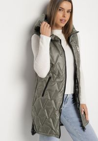 Born2be - Zielona Pikowana Kamizelka z Kapturem Ennorwe. Okazja: na co dzień, na spacer. Typ kołnierza: kaptur. Kolor: zielony. Materiał: jeans. Sezon: jesień. Styl: klasyczny, casual #7