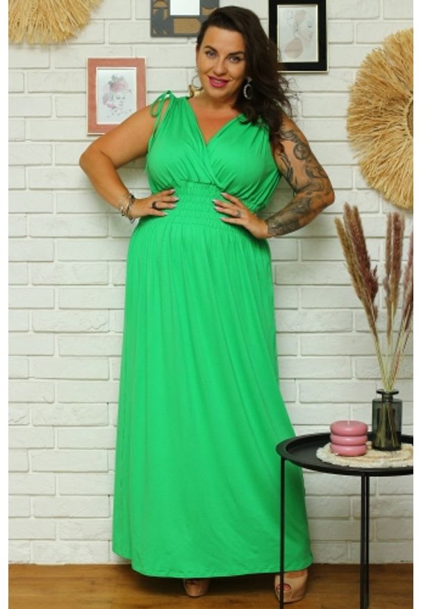 KARKO - Sukienka long z dzianiny wiskozowej FILOMENA zielona PROMOCJA. Okazja: na randkę, na spacer, na plażę, na wesele, na imprezę, na co dzień, na ślub cywilny. Typ kołnierza: dekolt kopertowy, dekolt w kształcie V. Kolekcja: plus size. Kolor: zielony. Typ sukienki: sportowe, kopertowe, dla puszystych, proste. Materiał: wiskoza, dzianina. Długość rękawa: na ramiączkach. Sezon: lato. Styl: wakacyjny, sportowy, casual. Długość: maxi