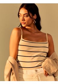 Sinsay - Prążkowany top na ramiączkach w paski - wielobarwny. Materiał: prążkowany. Długość rękawa: na ramiączkach. Wzór: paski #1