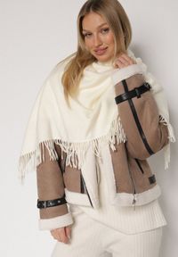 Born2be - Jasnobeżowy Trójkątny Szalik z Wiskozy i Bawełny z Frędzlami Vetirala. Okazja: na co dzień, do pracy, na spotkanie biznesowe. Kolor: beżowy. Materiał: bawełna, wiskoza. Styl: biznesowy, casual, elegancki #1