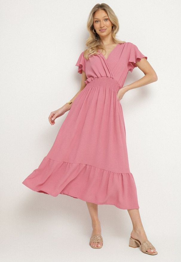 Born2be - Różowa Sukienka o Rozkloszowanym Kroju z Kopertowym Dekoltem i Gumką w Talii Reiliana. Okazja: na imprezę, na co dzień. Typ kołnierza: dekolt kopertowy. Kolor: różowy. Typ sukienki: kopertowe. Styl: casual, elegancki