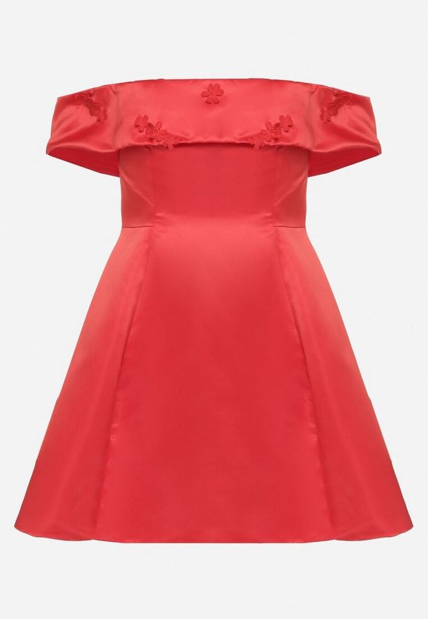 Born2be - Czerwona Satynowa Sukienka Hiszpanka Vices z Kwiatowymi Aplikacjami Fennalisa. Okazja: na wesele, na ślub cywilny, na imprezę. Typ kołnierza: dekolt hiszpanka. Kolor: czerwony. Materiał: satyna. Wzór: aplikacja, kwiaty. Sezon: lato