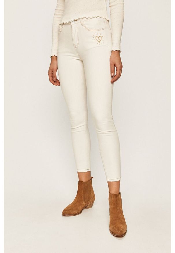 Desigual - Jeansy KASANDRA. Kolor: biały. Materiał: jeans. Wzór: gładki, haft