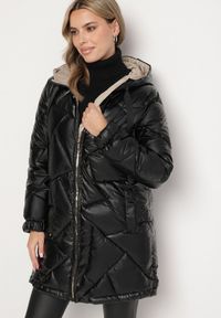 Born2be - Czarna Długa Pikowana Kurtka z Kapturem i Ściąganymi Sznurkami Norezi. Okazja: na co dzień. Typ kołnierza: kaptur. Kolor: czarny. Materiał: jeans. Długość: długie. Wzór: aplikacja. Sezon: zima. Styl: casual, elegancki #5