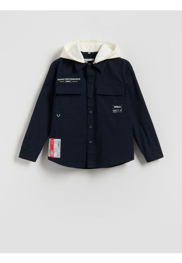Reserved - Bawełniana koszula z kapturem - granatowy. Typ kołnierza: kaptur. Kolor: niebieski. Materiał: bawełna