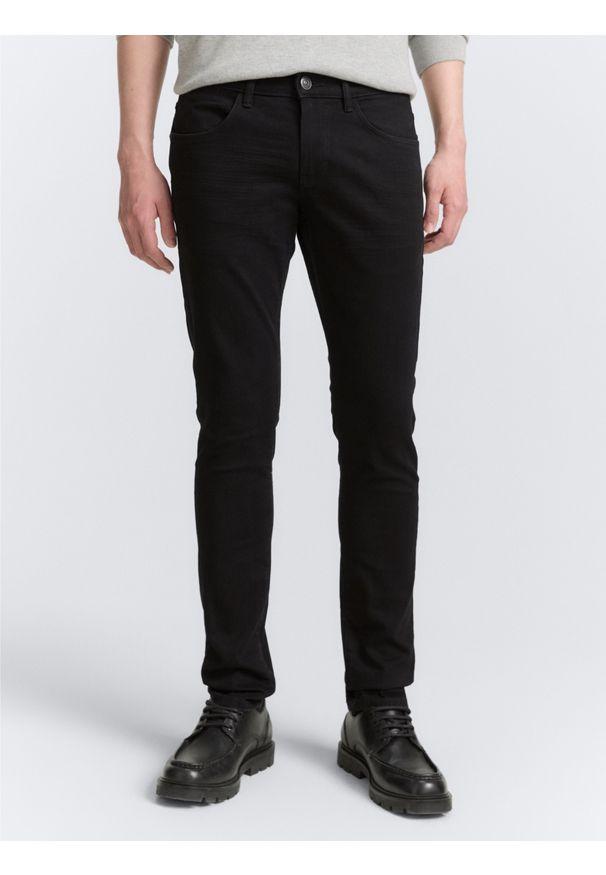 Męskie Spodnie Jeansowe Tom Tailor Troy Czarne Slim Fit 1021160 10270. Okazja: na spotkanie biznesowe, na randkę, na co dzień. Kolor: czarny. Wzór: gładki. Styl: klasyczny, biznesowy, casual, elegancki