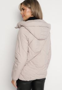 Born2be - Jasnobeżowa Pikowana Kurtka z Kapturem Rękawy Zakończone Gumką Liliaz. Okazja: do pracy, na spacer, na co dzień, na spotkanie biznesowe. Typ kołnierza: kaptur. Kolor: beżowy. Materiał: jeans. Styl: casual, elegancki, biznesowy #3