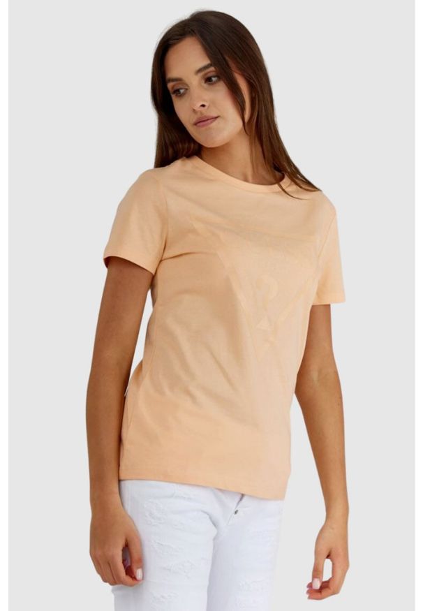 Guess - GUESS Brzoskwiniowy t-shirt damski bawełniany z trójkątnym logo, Rozmiar S. Kolor: pomarańczowy. Materiał: bawełna