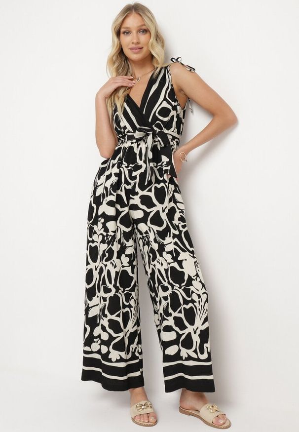 Born2be - Czarny Kopertowy Kombinezon z Wiskozą Wykończony Gumką w Talii z Materiałowym Paskiem Inatia. Okazja: na co dzień. Kolor: czarny. Materiał: materiał, wiskoza. Długość: długie. Styl: casual, elegancki