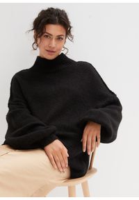 bonprix - Sweter z dzianiny o luźnym splocie. Typ kołnierza: kołnierzyk stójkowy. Kolor: czarny. Materiał: dzianina. Wzór: ze splotem #1