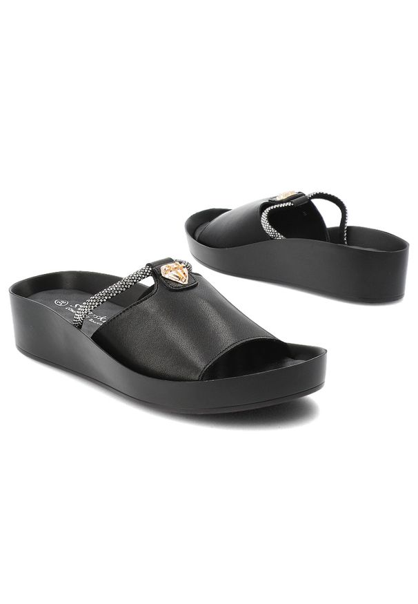 Czarne Klapki S.Barski Modne Obuwie Damskie. Okazja: na co dzień. Kolor: czarny. Wzór: aplikacja, gładki. Sezon: lato. Obcas: na koturnie. Styl: elegancki, casual