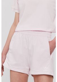adidas Originals Szorty damskie kolor różowy gładkie high waist. Okazja: na co dzień. Stan: podwyższony. Kolor: fioletowy. Materiał: dzianina. Wzór: gładki. Styl: casual