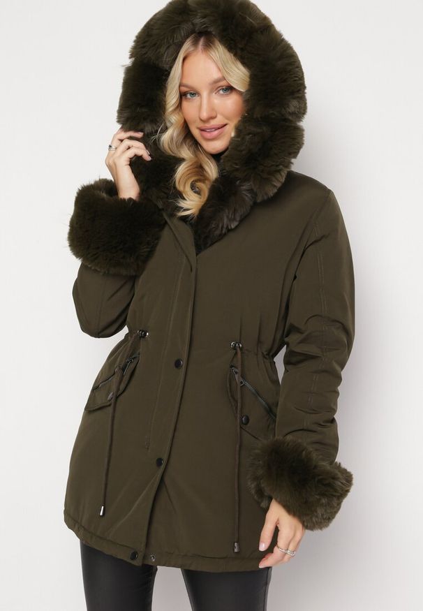 Born2be - Ciemnozielona Kurtka Parka z Futerkiem i Ściągaczem Hegade. Kolor: zielony. Materiał: futro. Wzór: aplikacja