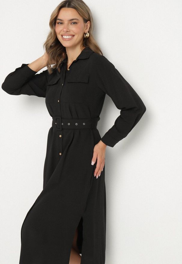 Born2be - Czarna Koszulowa Sukienka Rozkloszowana Ozdobiona Kieszeniami z Klapami i Paskiem Rinnella. Kolor: czarny. Wzór: aplikacja. Typ sukienki: koszulowe. Styl: klasyczny