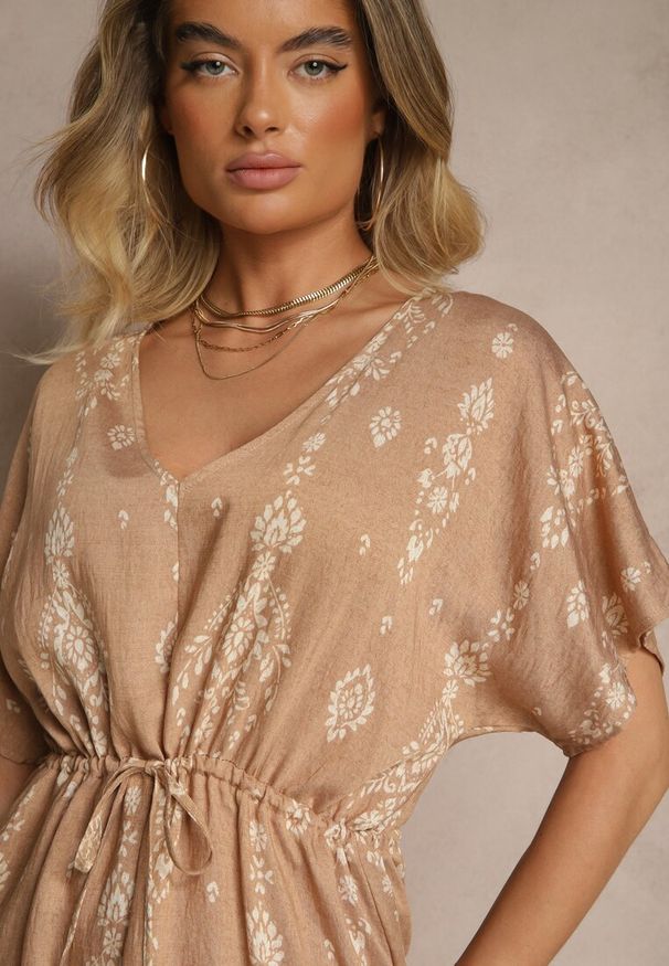 Renee - Ciemnobeżowa Rozkloszowana Sukienka z Falbanką w Print Boho z Wiskozą Tunova. Okazja: na co dzień. Typ kołnierza: dekolt w serek. Kolor: beżowy. Materiał: wiskoza. Długość rękawa: długi rękaw. Wzór: nadruk. Styl: boho