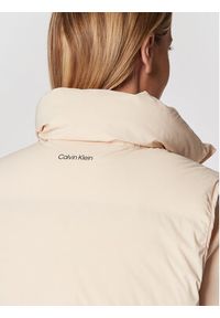 Calvin Klein Kamizelka Seamless Lofty K20K204686 Beżowy Regular Fit. Kolor: beżowy. Materiał: syntetyk #6